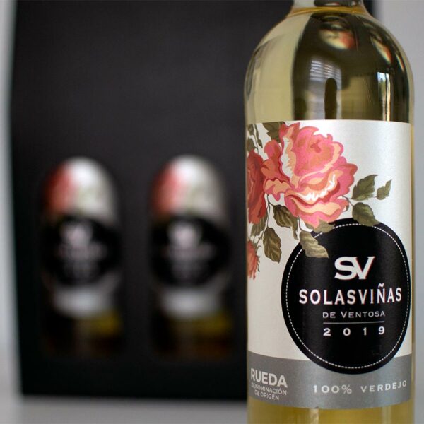 Detalle de la elegante etiqueta del vino blanco verdejo para regalar online de la DO Rueda